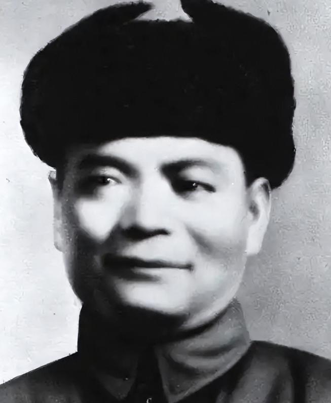 1943年9月27日深夜，迪化南门外一座改建的监狱里，几个刽子手举着木棍走进牢房