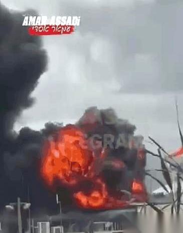 一声巨响，火光直接把以色列海法的夜空撕开一个口子。
国家能源心脏，海法炼油厂，被