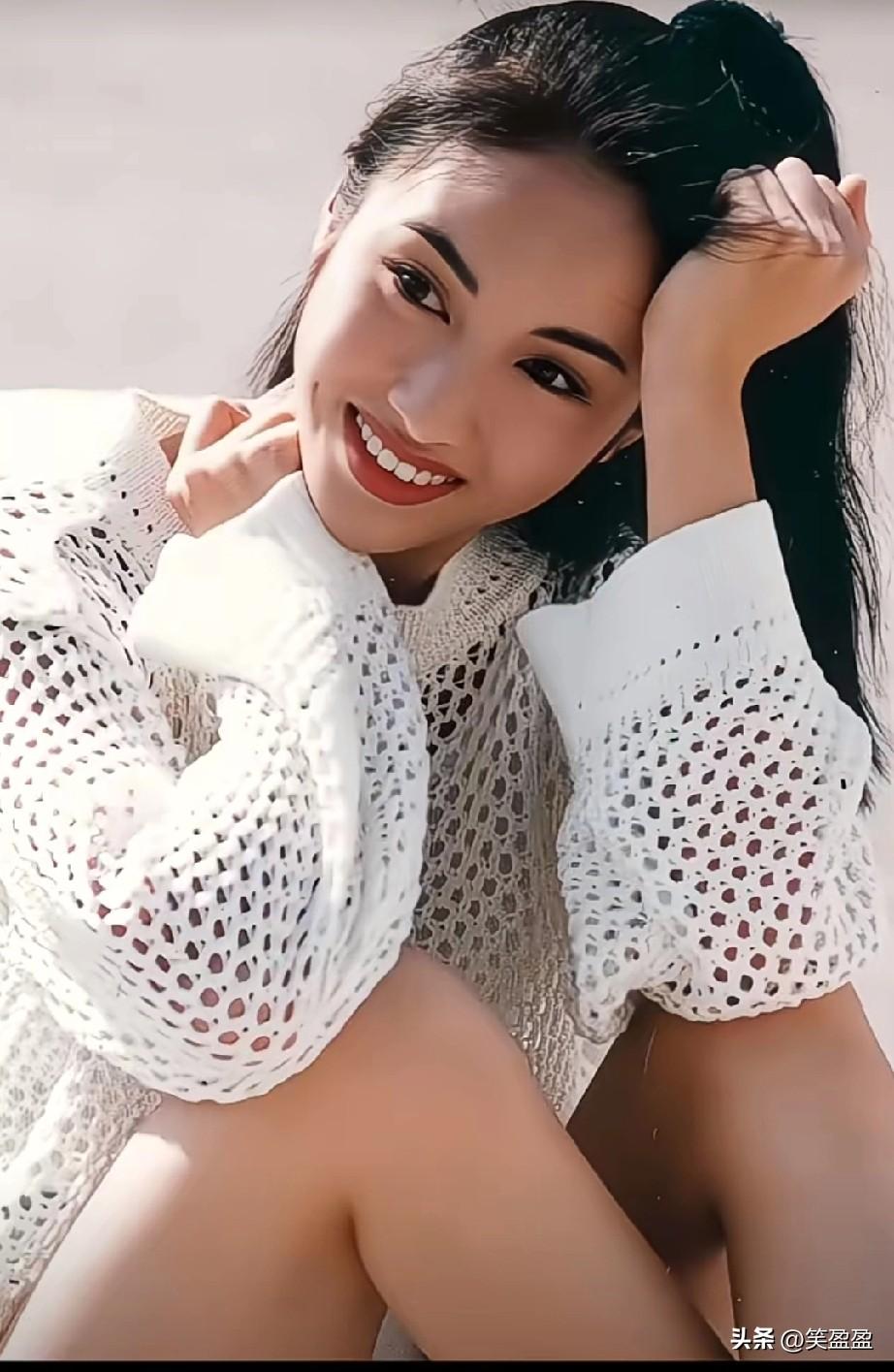 她有着“梨涡女神，靓绝香江”的美誉，出身电影世家，可后来陷入豪门的坎坷中，为报恩