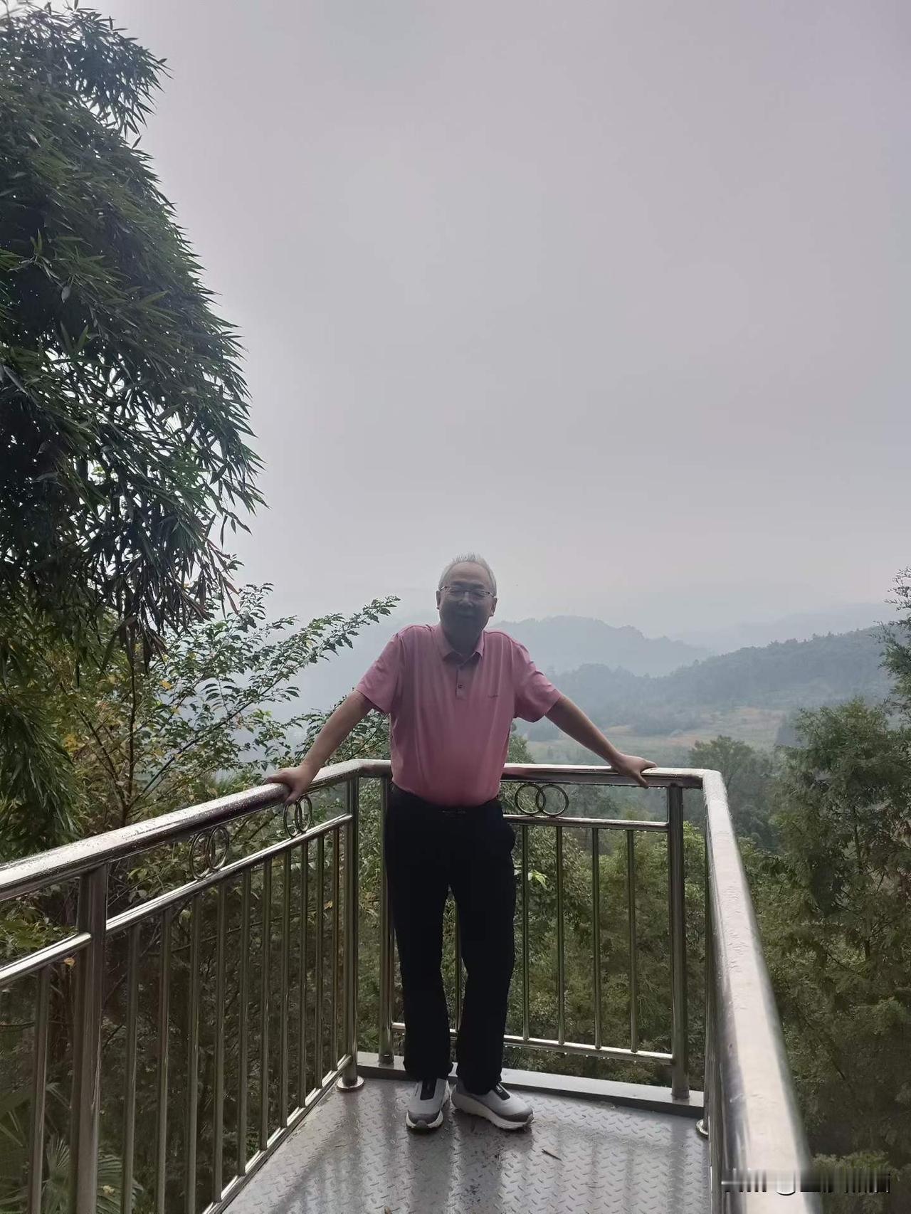 雨城的秋天，一早起来窗外。都是水雾，终于感觉凉爽的季节到来了。出门在外，夜宿在下