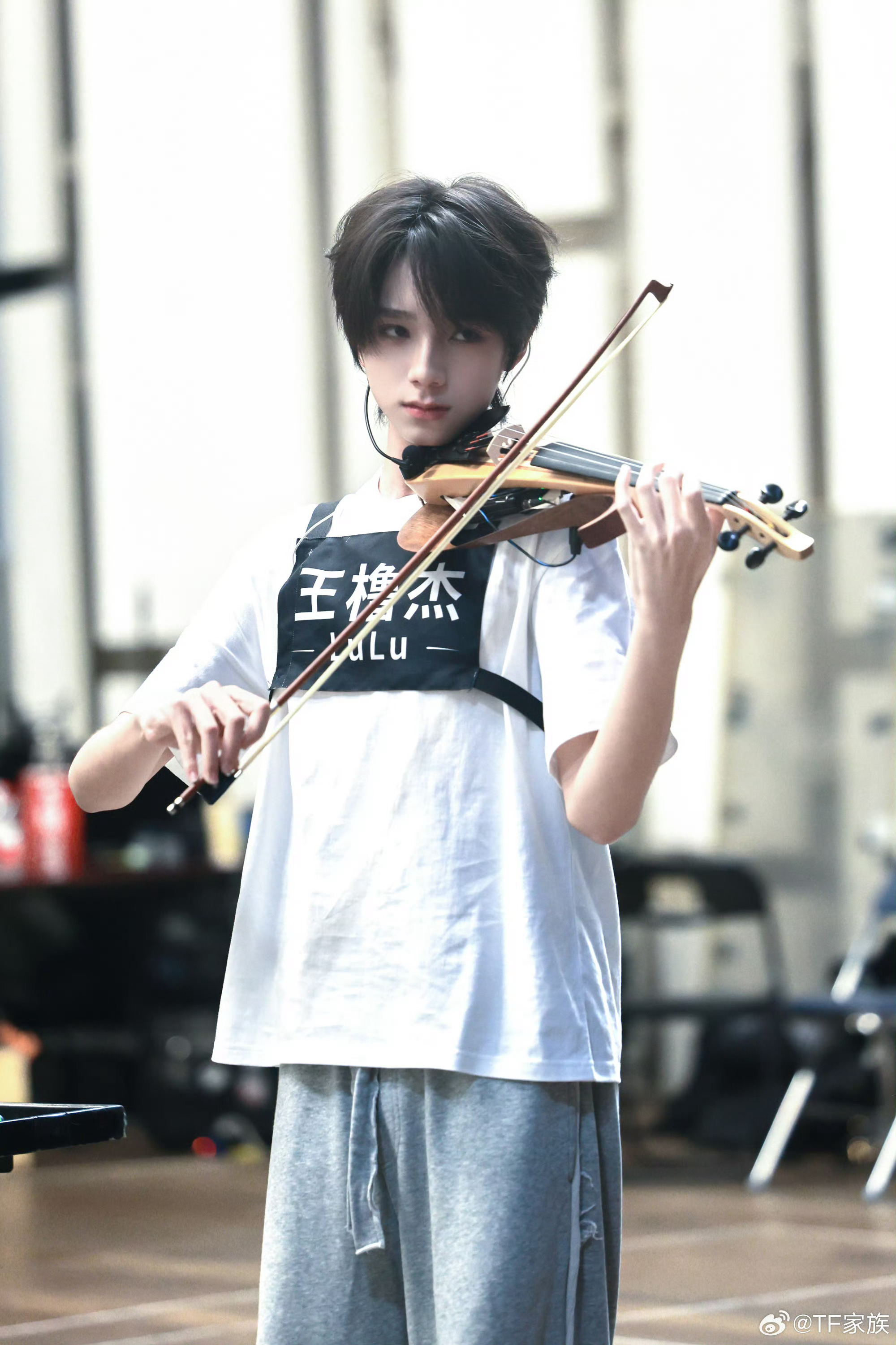 王橹杰拉小提琴彩排照 王橹杰第肆象限演唱会彩排照顺毛拉小提琴🎻的lulu俊美帅