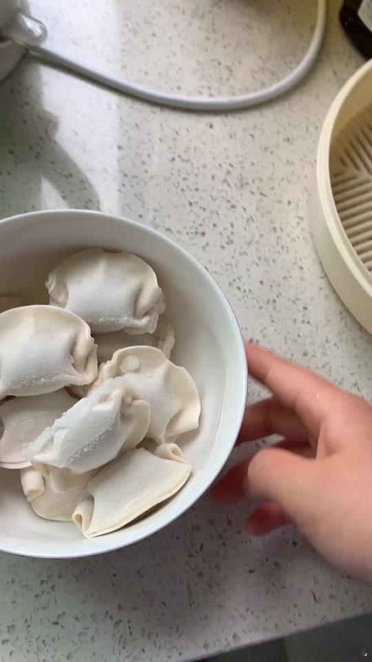 女生在公司用微波炉加热速冻饺子这个我们办公室早就在干了，为了配合大家解决早餐多样