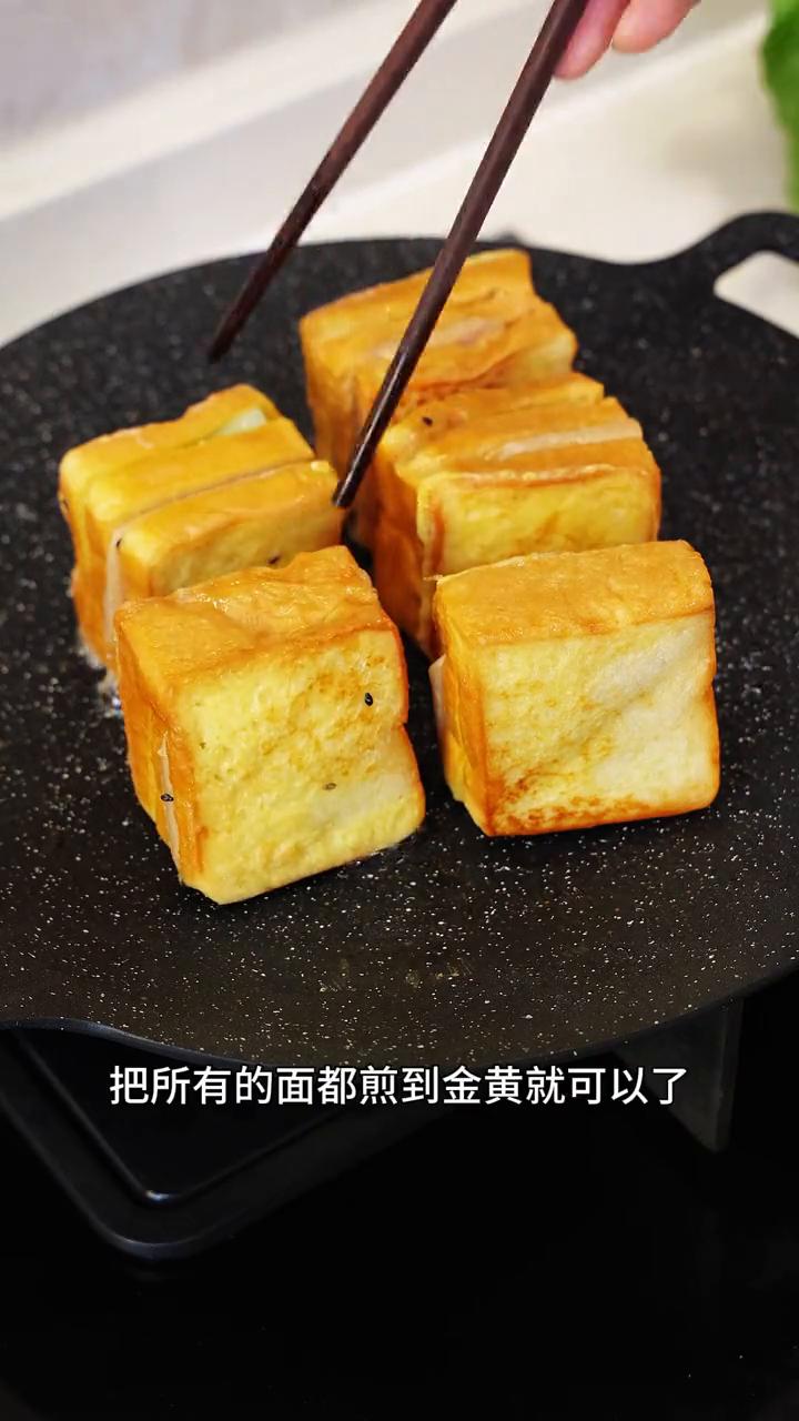 10分钟就能搞定的快手早餐，小朋友一周吃3次都不腻。
·准备几块这种小吐司，先中