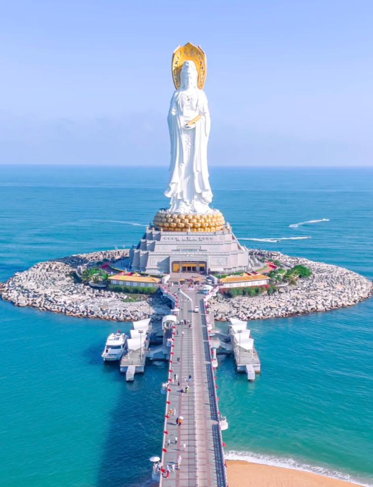 我给海南的朋友打电话，我问他元旦去海南还能订到酒店吗？
朋友劝我说，你现在来我怕