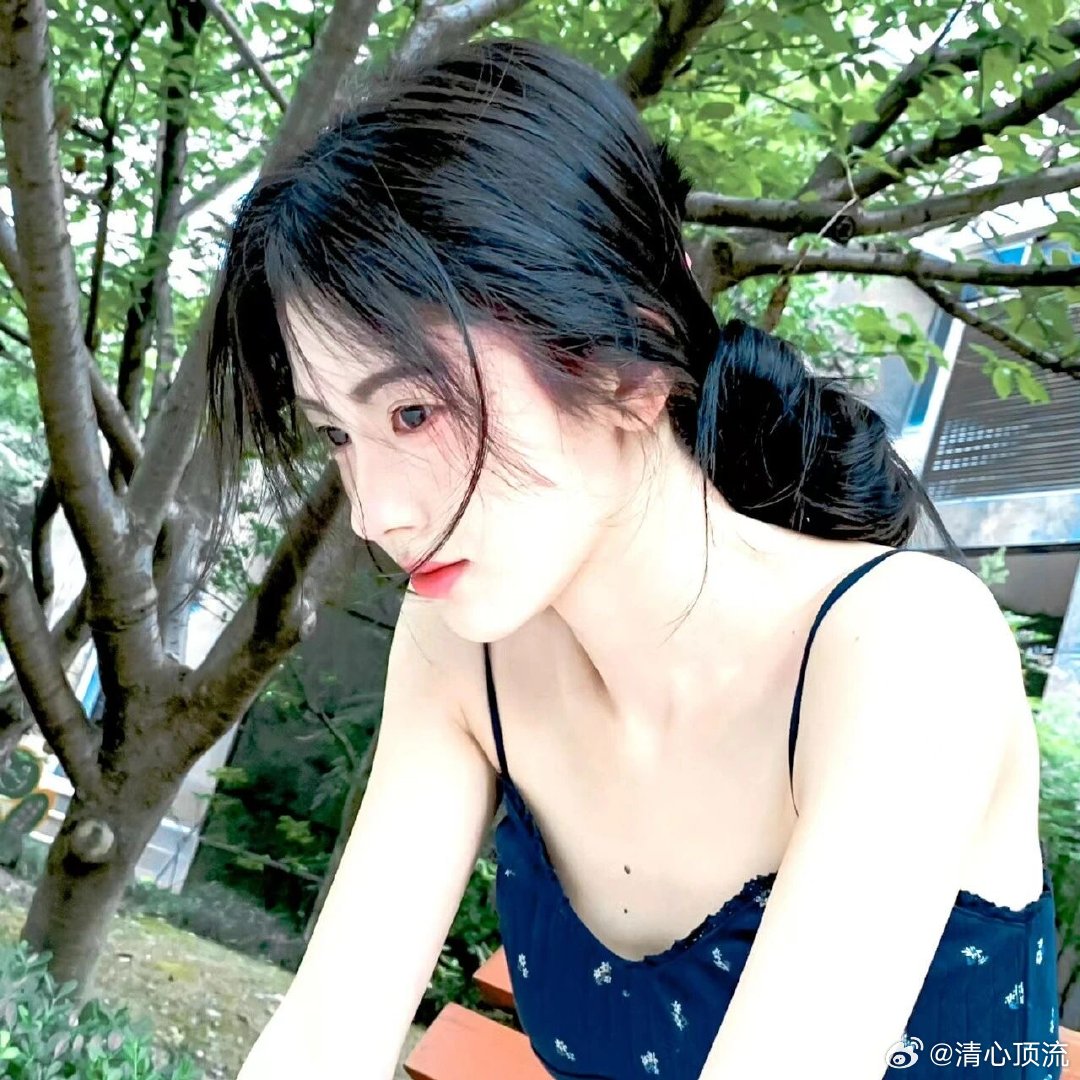 不愧是鞠式美学  天哪，这么完美的一张脸，搭配了这么时尚又非常有潮流感的造型，真