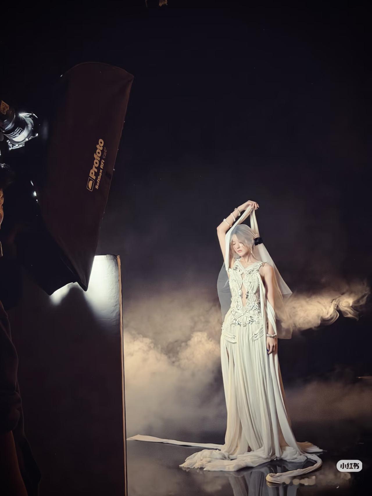 赵露思全新单曲《Black Veil Bride》（中文译名