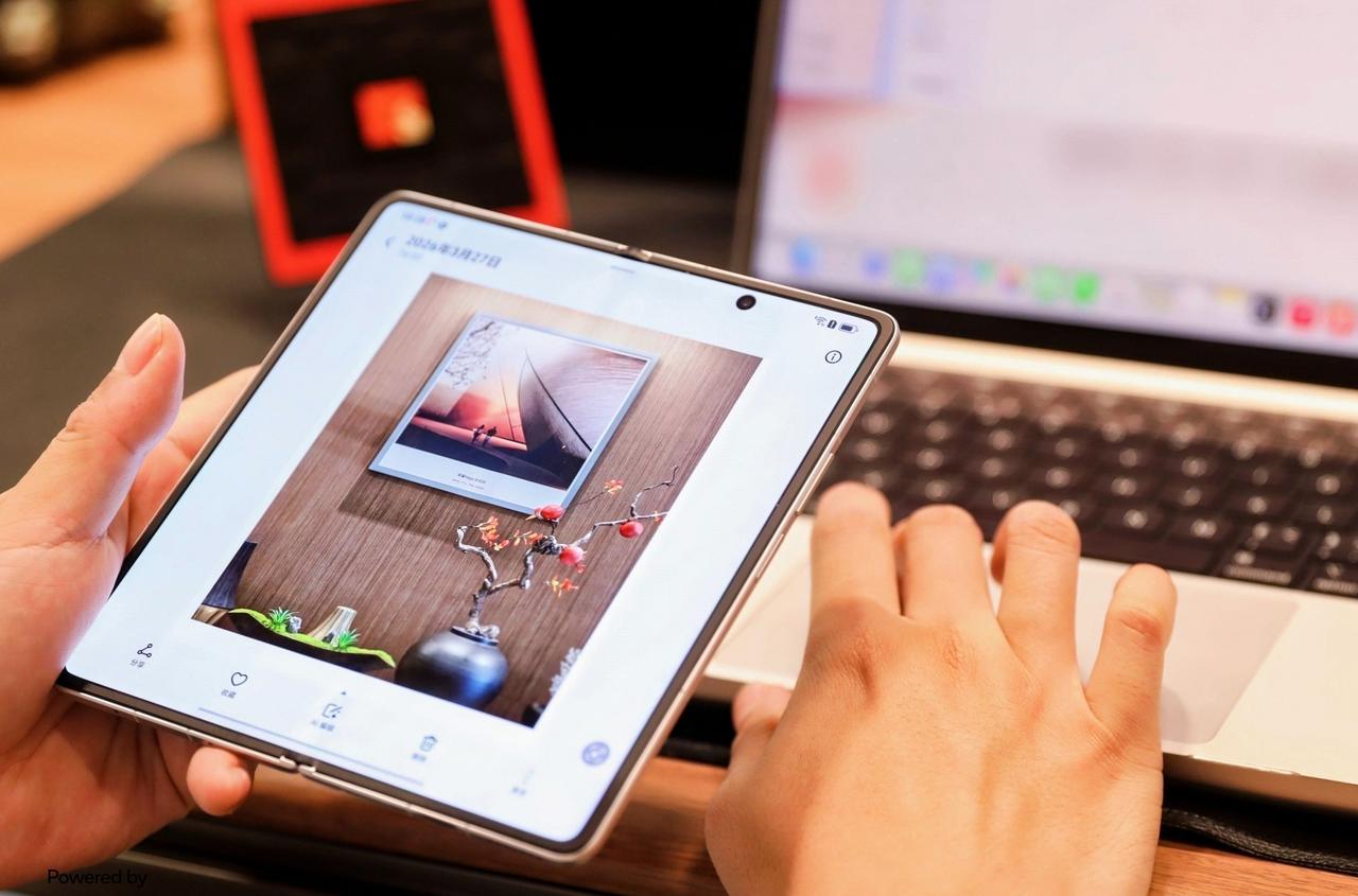 对比了这么多大屏折叠屏，还是荣耀 Magic V6 的多屏交互最实用。作为真正的