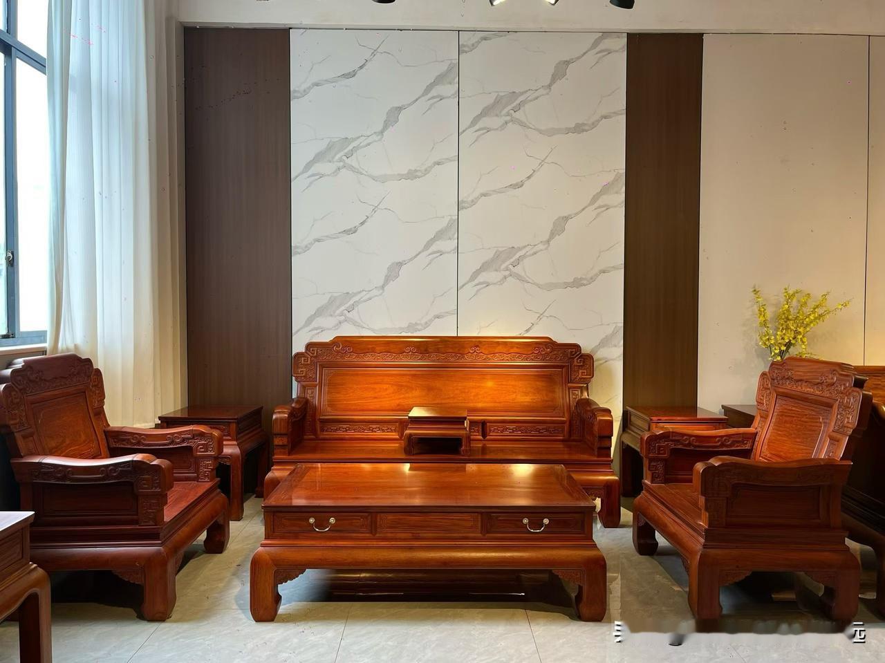 市场上的红木沙发有什么特点? 
大果紫檀，鸿福沙发组合