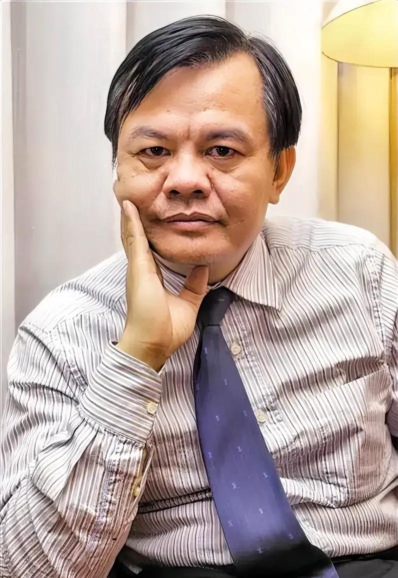 他说：“一次打车30块，相当于做公交一个月；一杯星巴克40块，相当于一箱牛奶的价