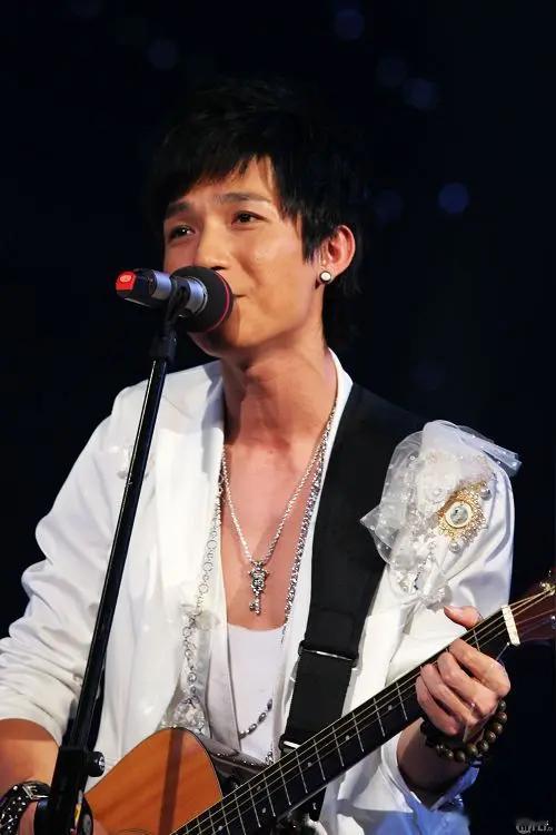 陈楚生一曲无题送给南昌陈楚生太会选歌了！把《无题》带到南昌，就像把纪念胜利的心意