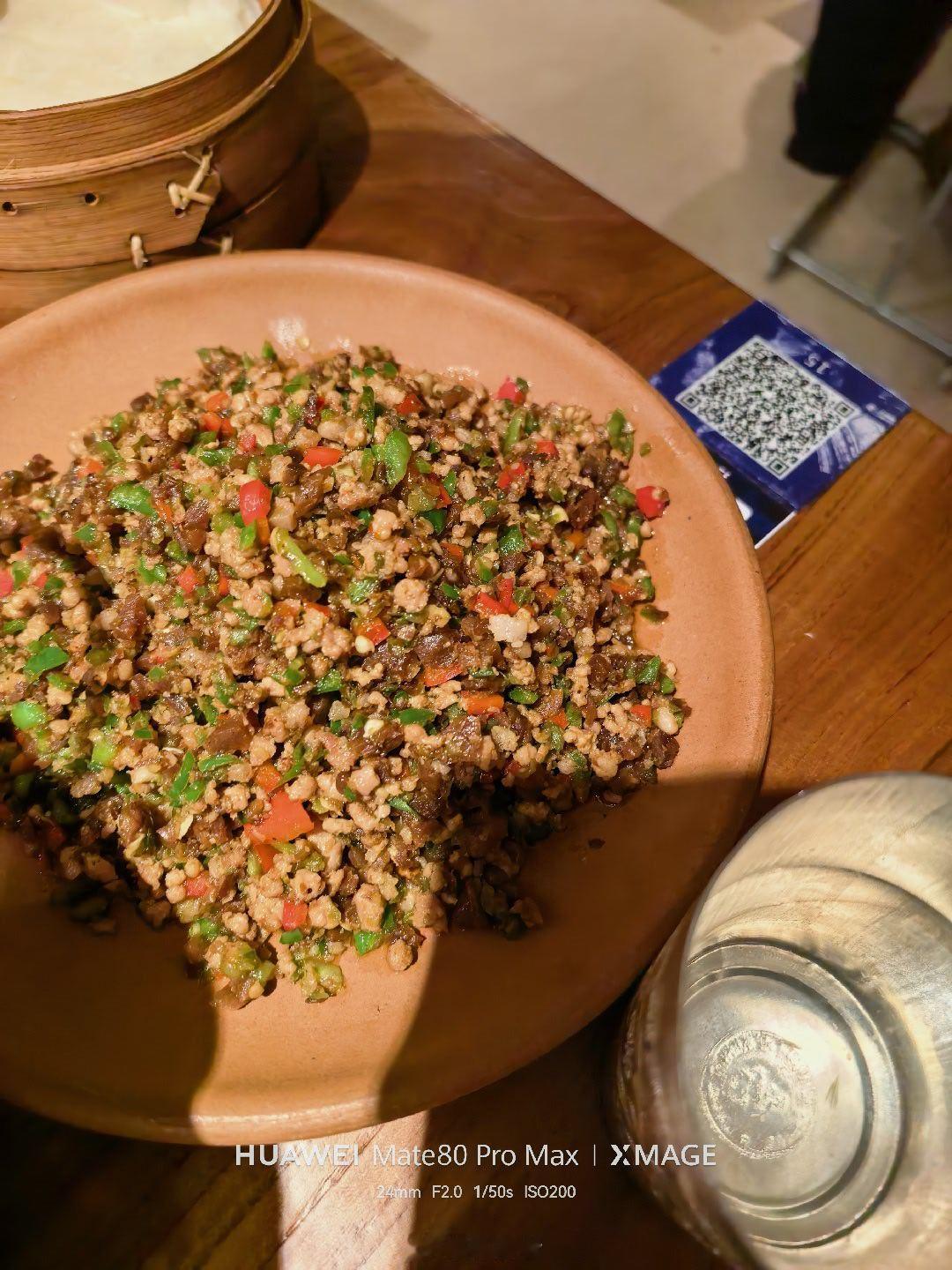 之前有家网红店叫野果，一直很火爆，这两天大家还在回程路上，排队人少许多，看完《飞