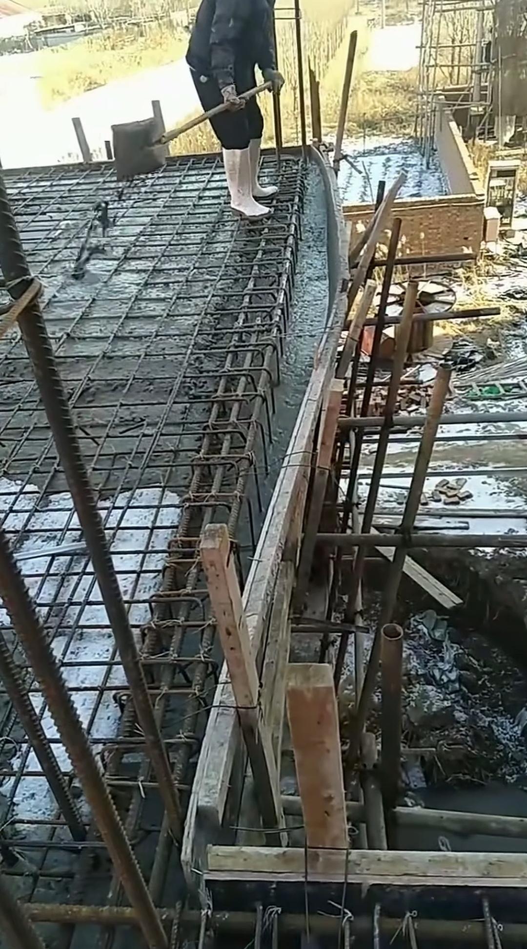 边梁还没浇筑饱满，侧边挡模就向外鼓胀，难道是加固工序没做到位？
正在浇筑的楼面，