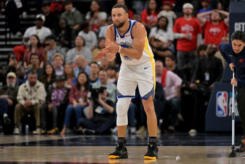 NBA附加赛，勇士半场45-50落后于太阳。勇士核心库里上半场被严加看管，虽然利