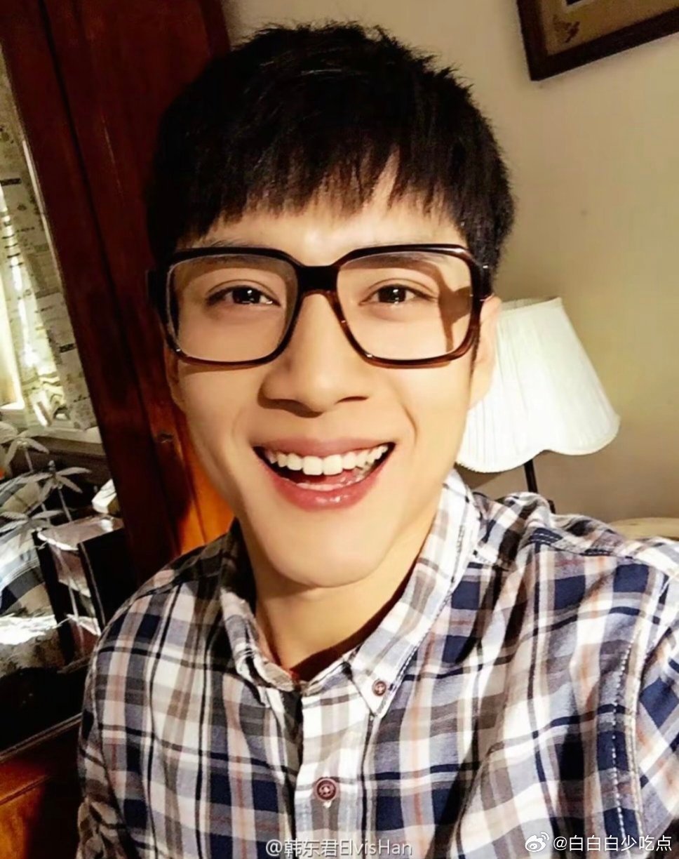 好青涩好稚嫩啊，这个笑的兔牙完完全全露出来了完全小兔子来的，宝宝啊..🥺 