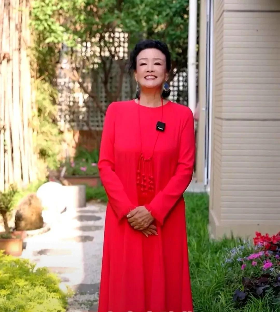张兰在这次婚礼真是太出众了呀！

几套婚礼上的服装是一件比一件美，根本就不像是已