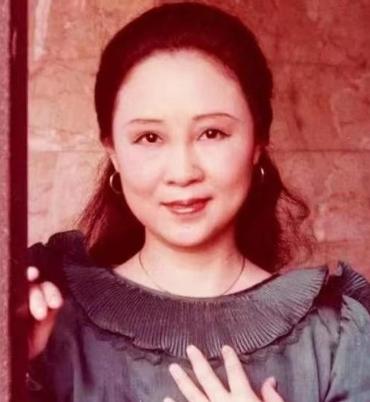 1964年，琼瑶离婚后，做了平鑫涛的情妇。平鑫涛的妻子哭着求她，把丈夫还给自己，