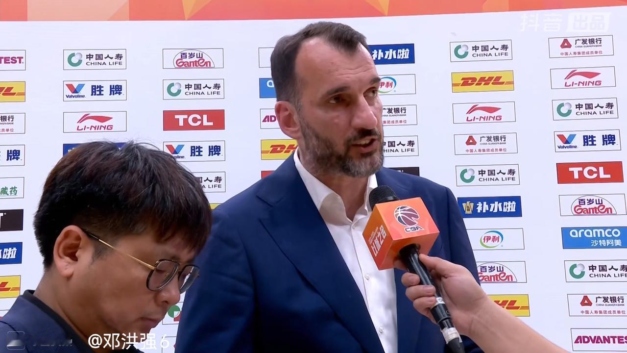 杜锋主教练身体不适入院。
广东宏远助教拉多维奇代执教，广东宏远完成了15分大逆转