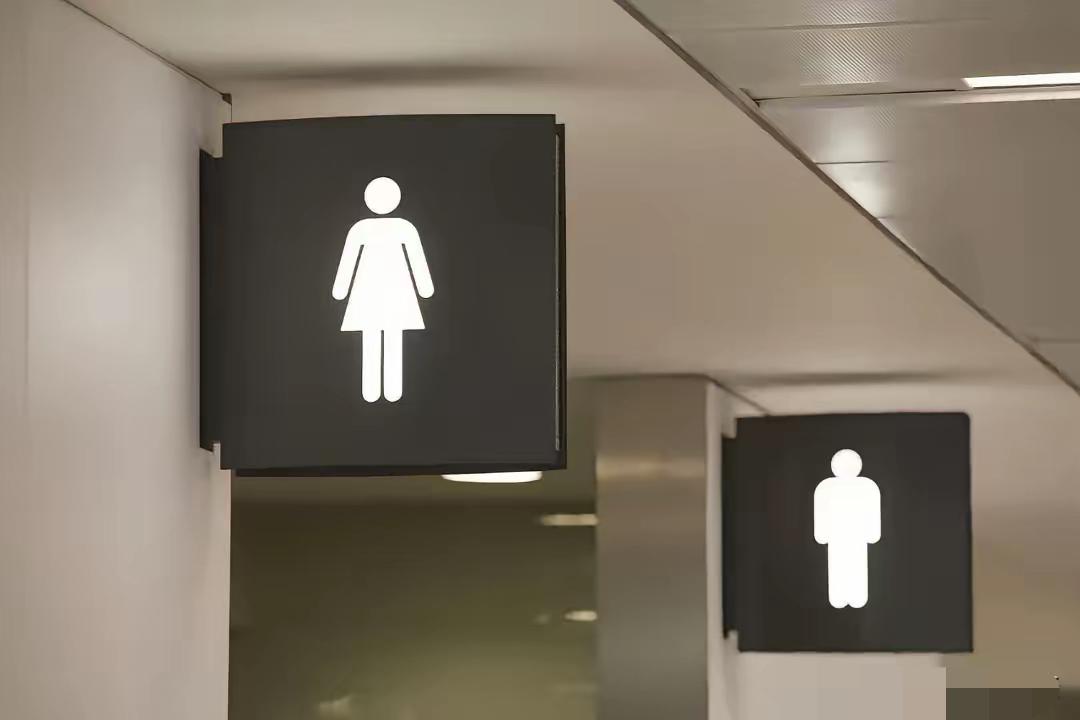 陕西渭南，男子在KTV上厕所，突然听到隔壁女厕所有人大喊呼救，男子赶紧凑上前去，