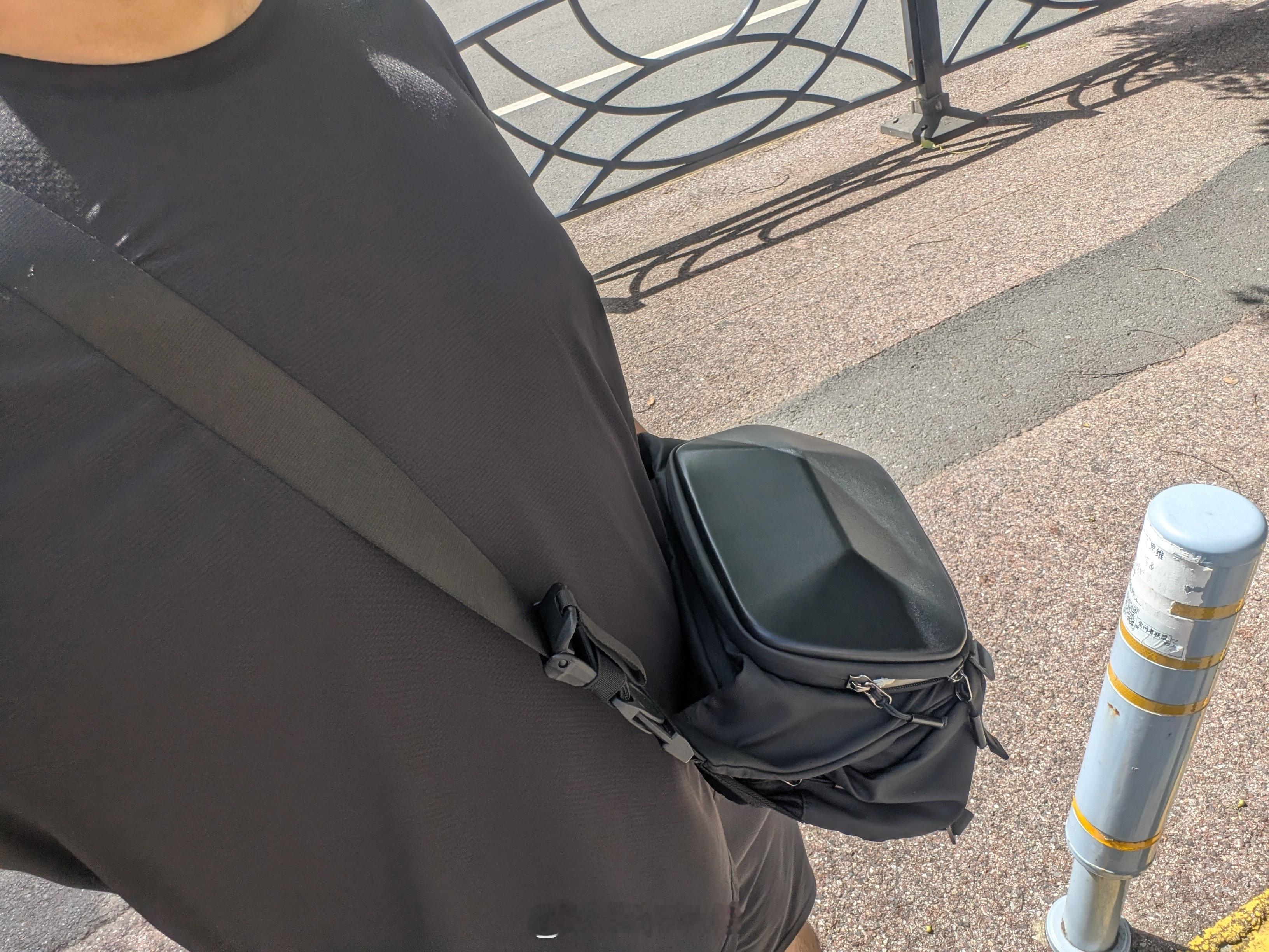 影视飓风这个斜挎包很能装，放个全画幅出门没问题，确定就是有点沉