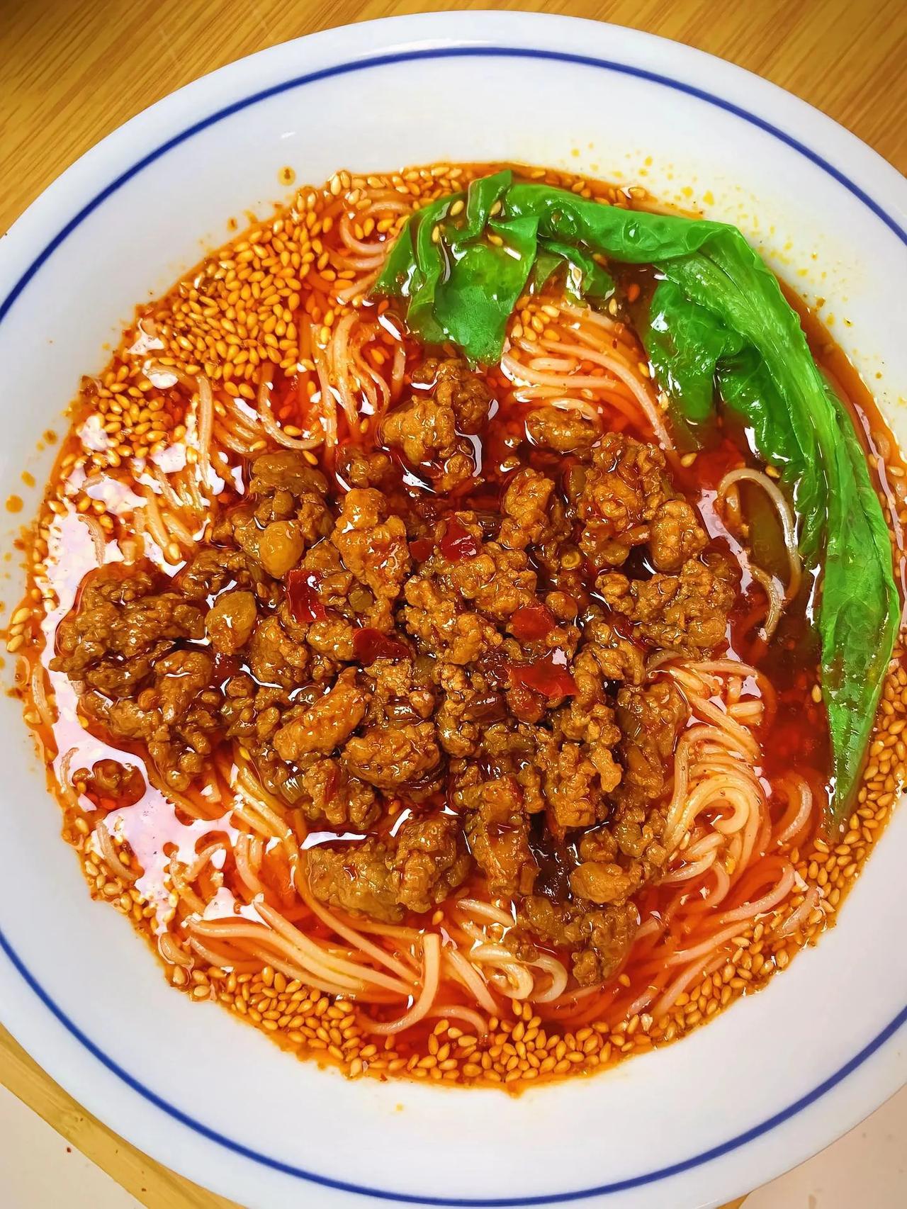 5分钟就能搞定的麻辣肉酱小面!不输店里的!
       夏天没胃口就想吃点香香