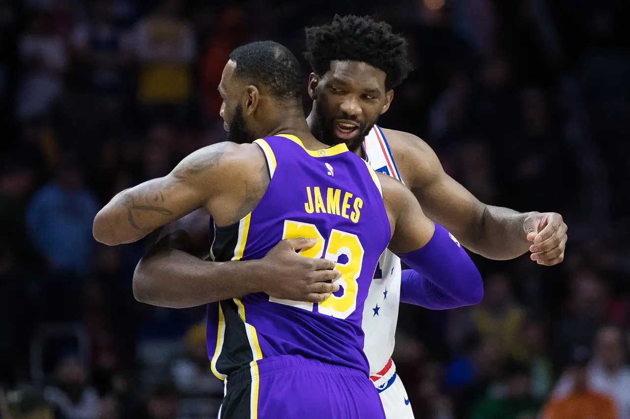 他不愧是联盟中备受后辈尊敬的老大哥。在76人队球星恩比德受伤后的第一时间，詹姆斯