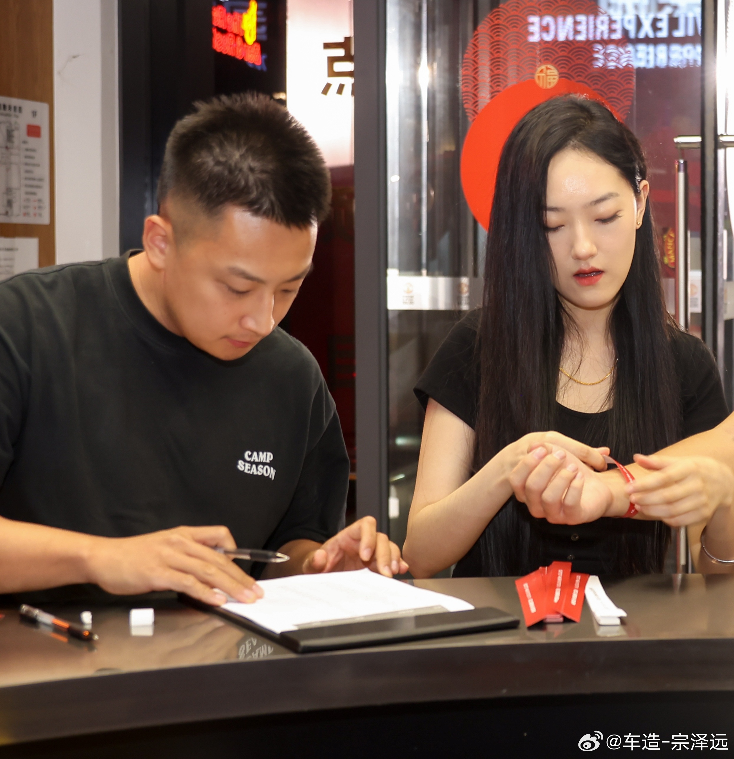 英力士掷弹兵红魔限量版发布​比标准版多了5万5的配置但价格只多3万!​买标准版又