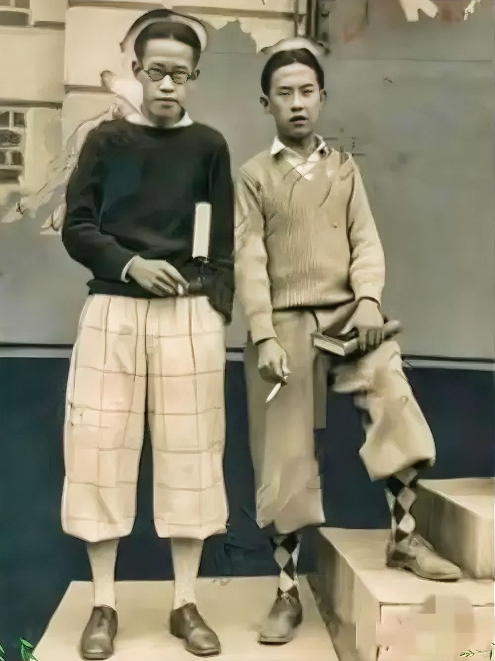 袁世凯弟六子袁克桓和第十子袁克坚的合影照片，两个人后来的命运却大不相同。
袁克桓