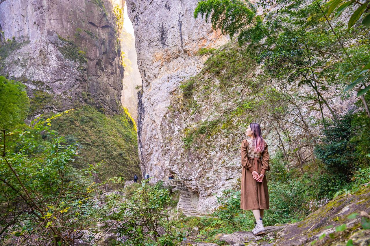 推荐一个雁荡山小众打卡地：显胜门，这是一座天然形成的石门，两旁是高耸入云的山峰，