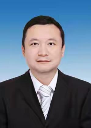 看看北大80后首位副校长相貌堂堂，青年才俊。



任羽中，1980年出生，今年