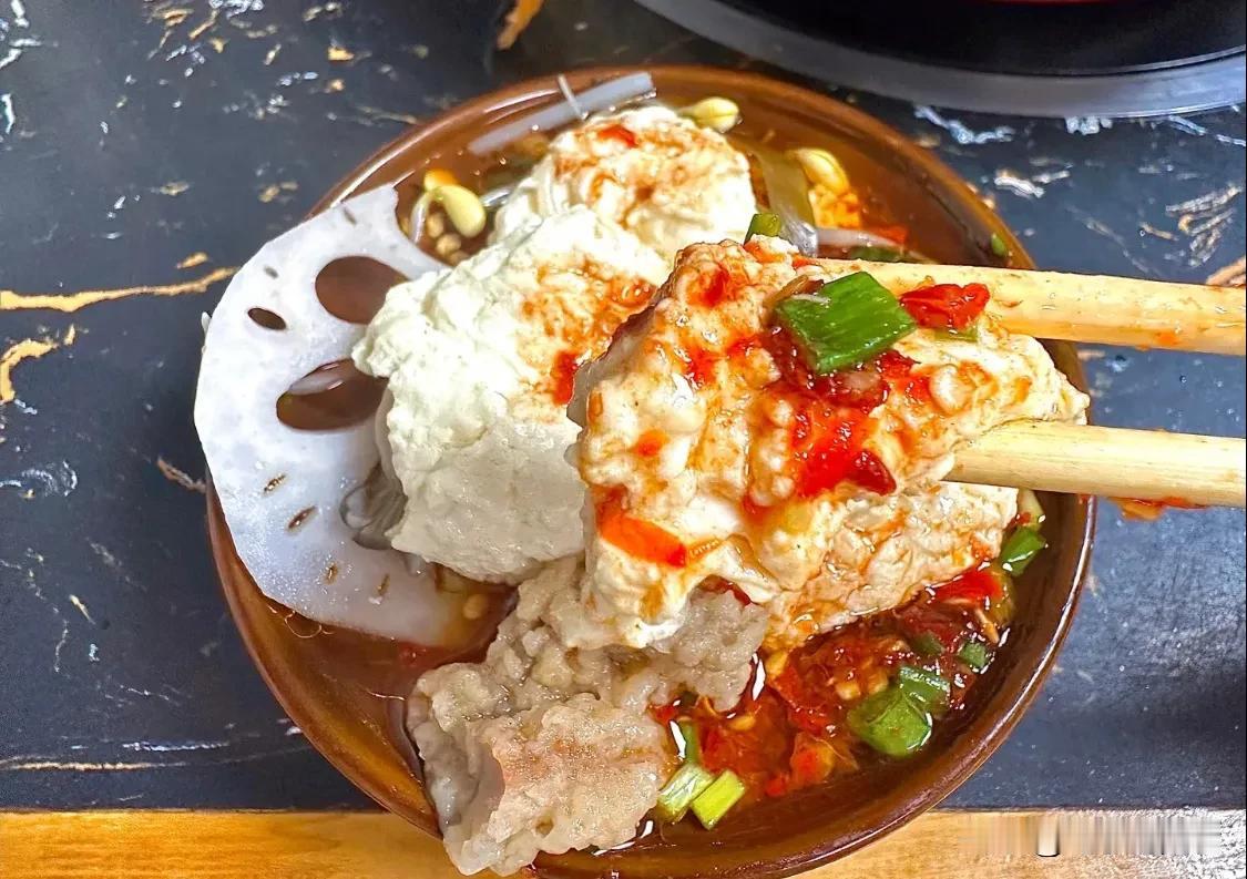  九运司机场附近的一家很火的火锅馆子，这家馆子可以说在乌鲁木齐来说算是独树一帜了