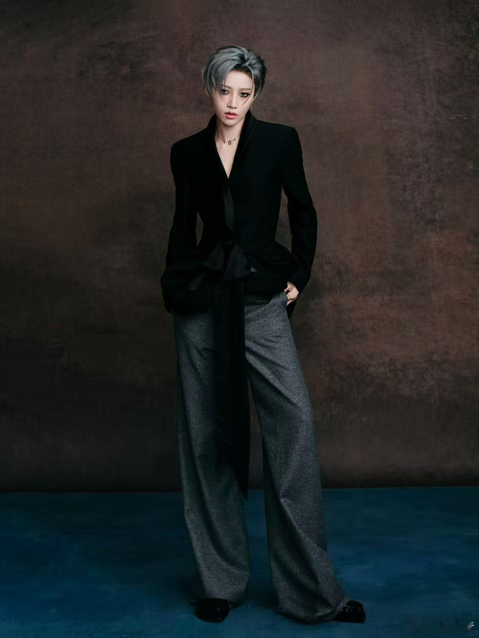 刘雨昕复古宽檐帽 谁被刘雨昕的微博之夜造型圈粉！复古宽檐帽勾勒优雅，黑绸修身装显