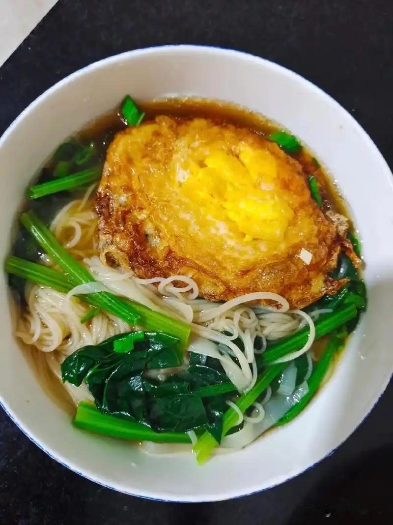 一碗长寿面

清道光年间，苏州小面馆的姑娘阿香，每晚都给隔壁穷书生陈知远送一碗长