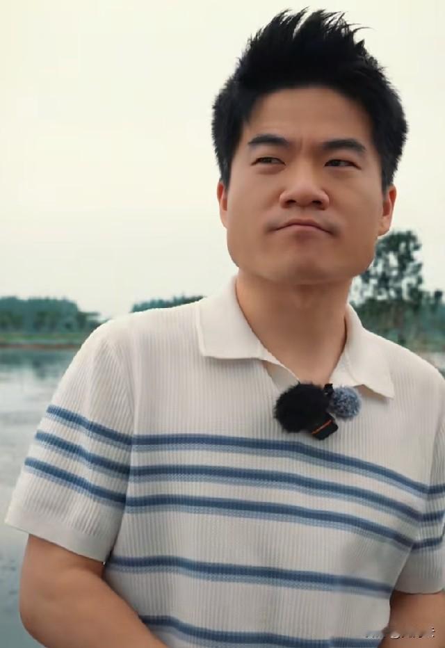 其实朋友们过多的爱也会是一种负担。同一款衣服，不同颜色，白色的很多人会说“这是我