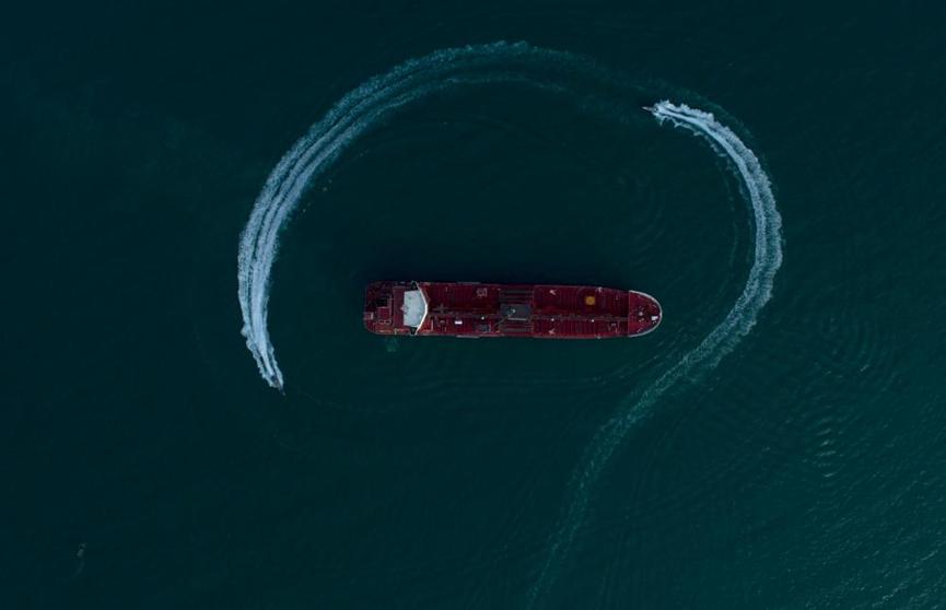 伊朗革命卫队宣布重新封锁霍尔木兹海峡，废除了前一天伊朗外长宣布海峡开放的声明。这