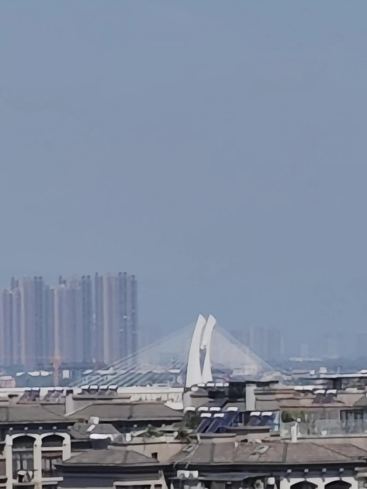 阳光明媚，登楼远眺，蓝天白云，青山逶迤，桂林美丽的风景历历在目。#广西桂林天空#