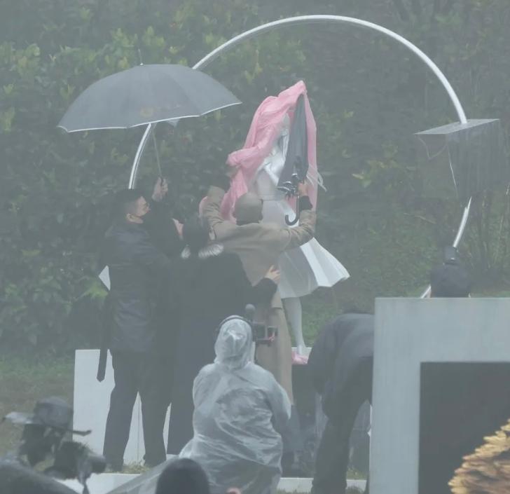 2月2日具俊晔和丈母娘一起为大S雕像揭幕，没想到大S的雕像是一个长发飘飘系着蝴蝶