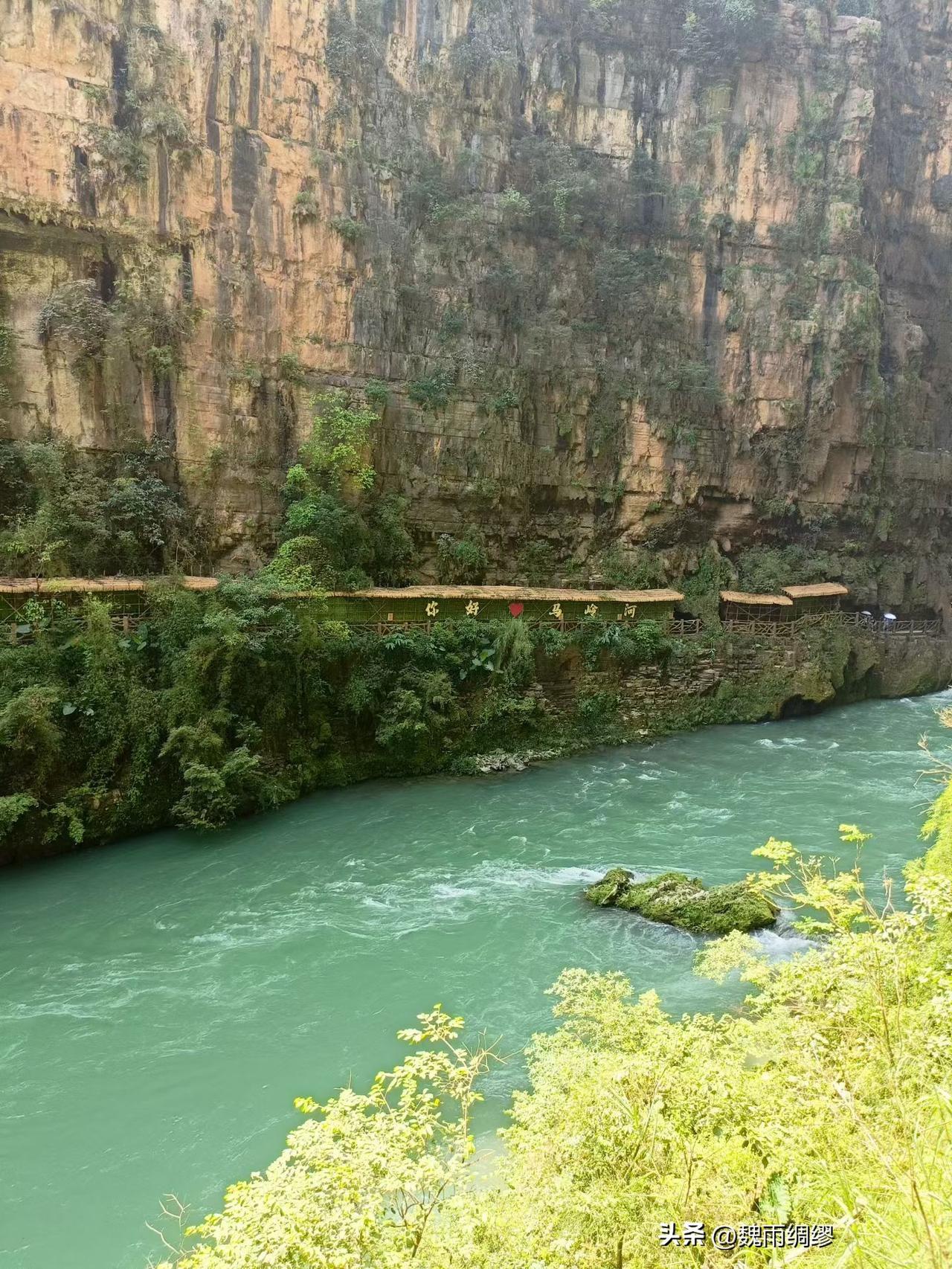 马岭河，一道亿万年前的裂痕却开出了最磅礴的风景，站在峡谷边缘感受时光的流转，敬畏