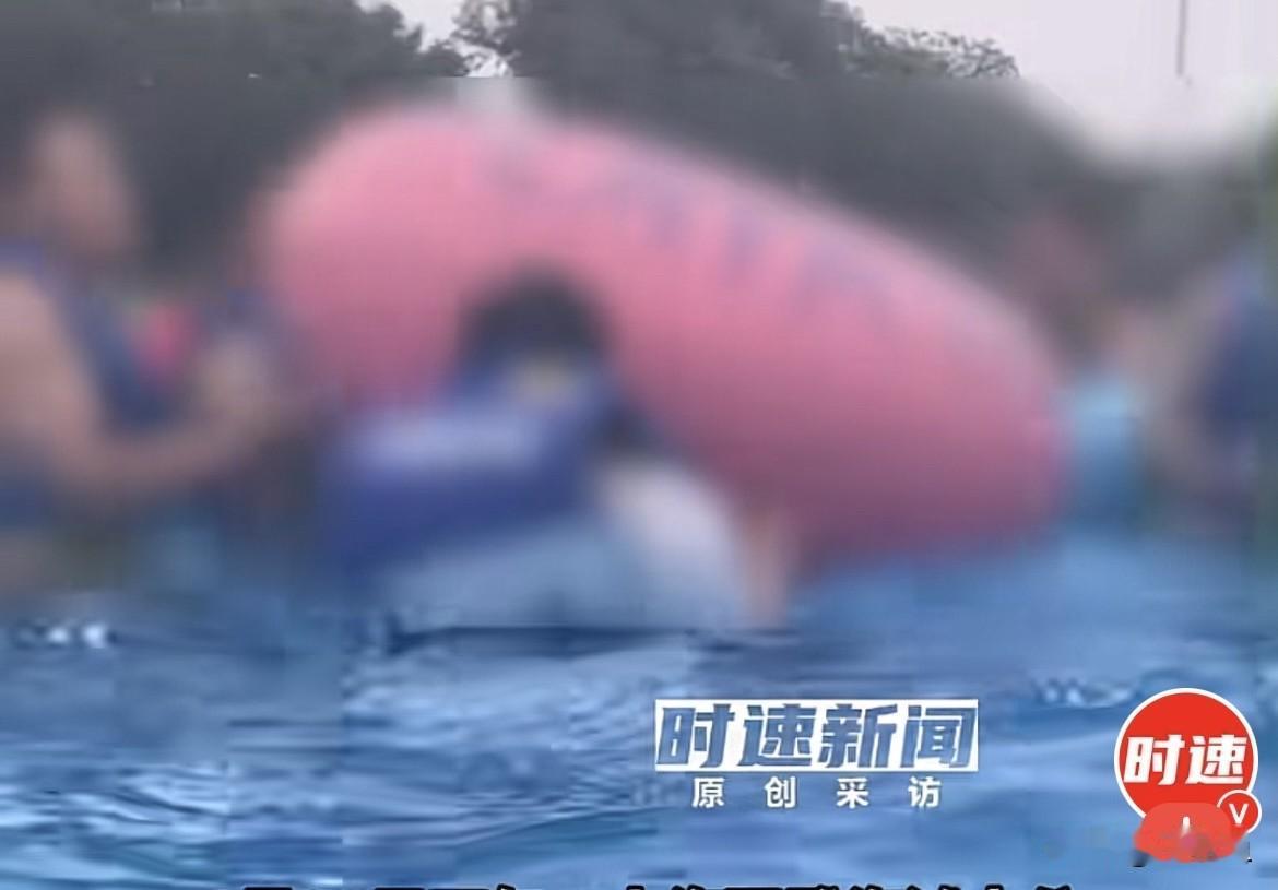 近日，上海一水上乐园一群男子打着戏水的幌子，十几个人手拉手围成圈强行围堵其他游玩