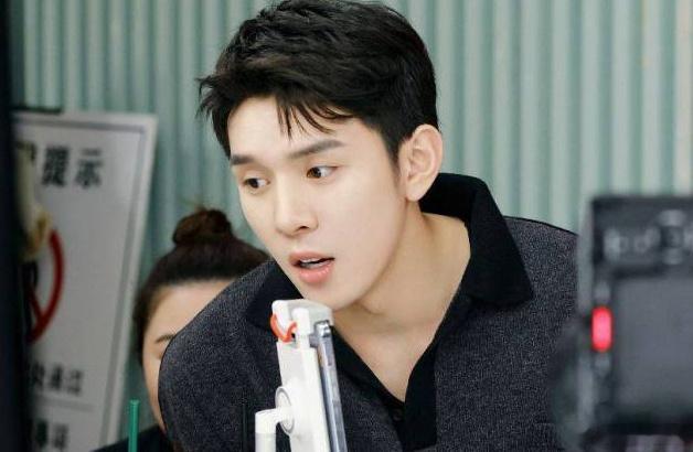 #李佳琦净收入超过逾90%A股公司#换句话说，90%的A股公司是在给李佳琦打工[