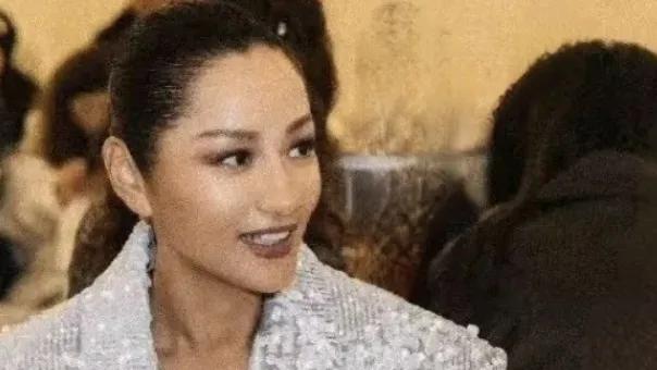 近日，53岁的瞿颖在看秀时被粉丝偶遇，她那一身古铜色的肌肤在阳光下显得格外亮眼，