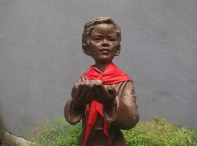 他叫宋振中，可大家更熟悉他的外号——“小萝卜头”。光听这名字，就能想象出一个脑袋