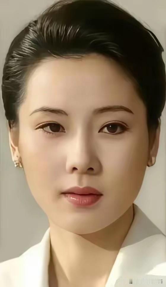 她太美了，比年轻时候的陶慧敏要漂亮，是典型的江南美女，天生丽质，国色天香。

柳