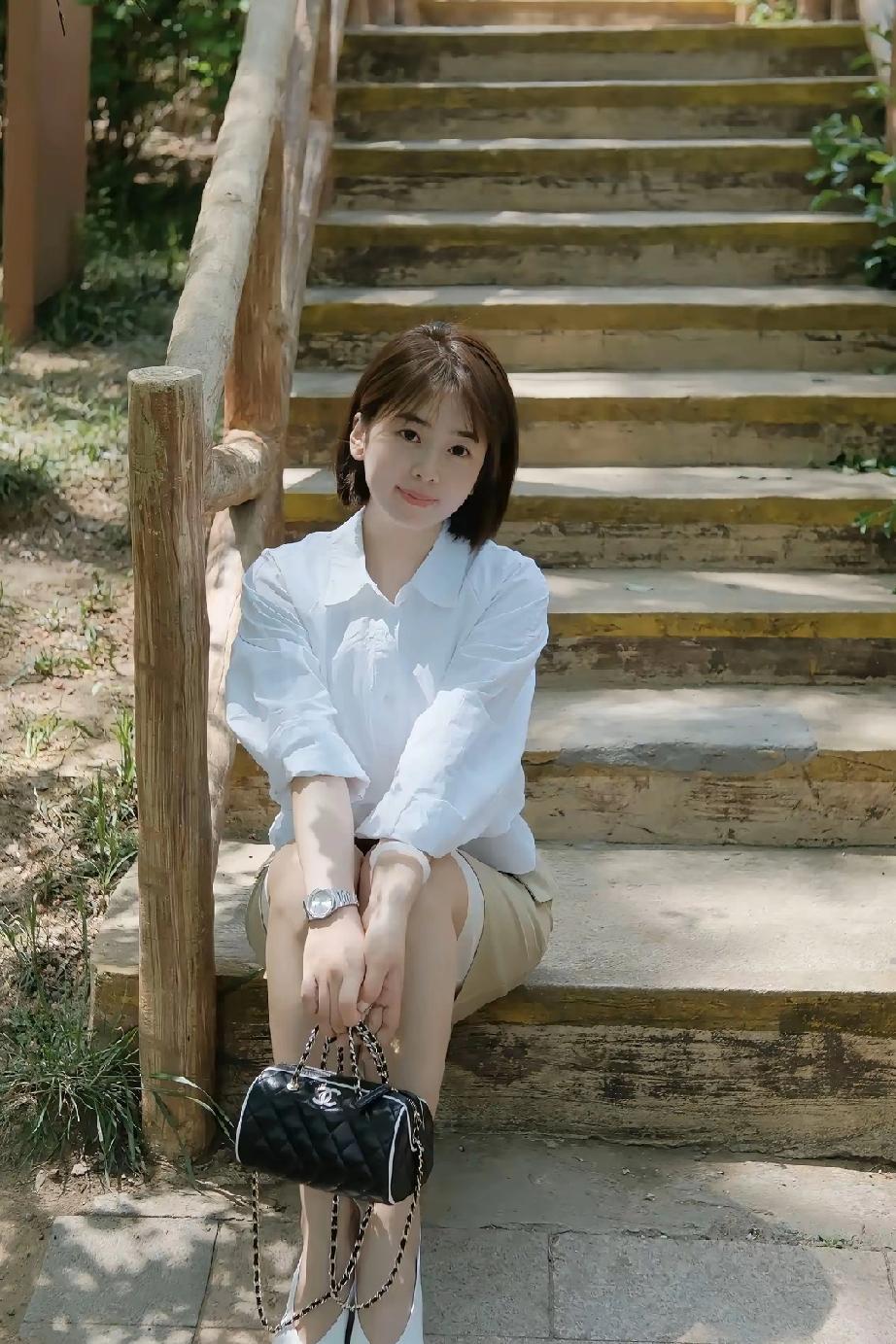 神明端坐高处，看人间言语如落叶，
飘得越远，越易被雨打湿。
我把秘密织成茧，
藏