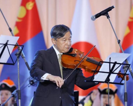 德仁在蒙古国表演之后，和当地小朋友互动，对方把德仁喊成“鸣人”。
他们没有分清楚