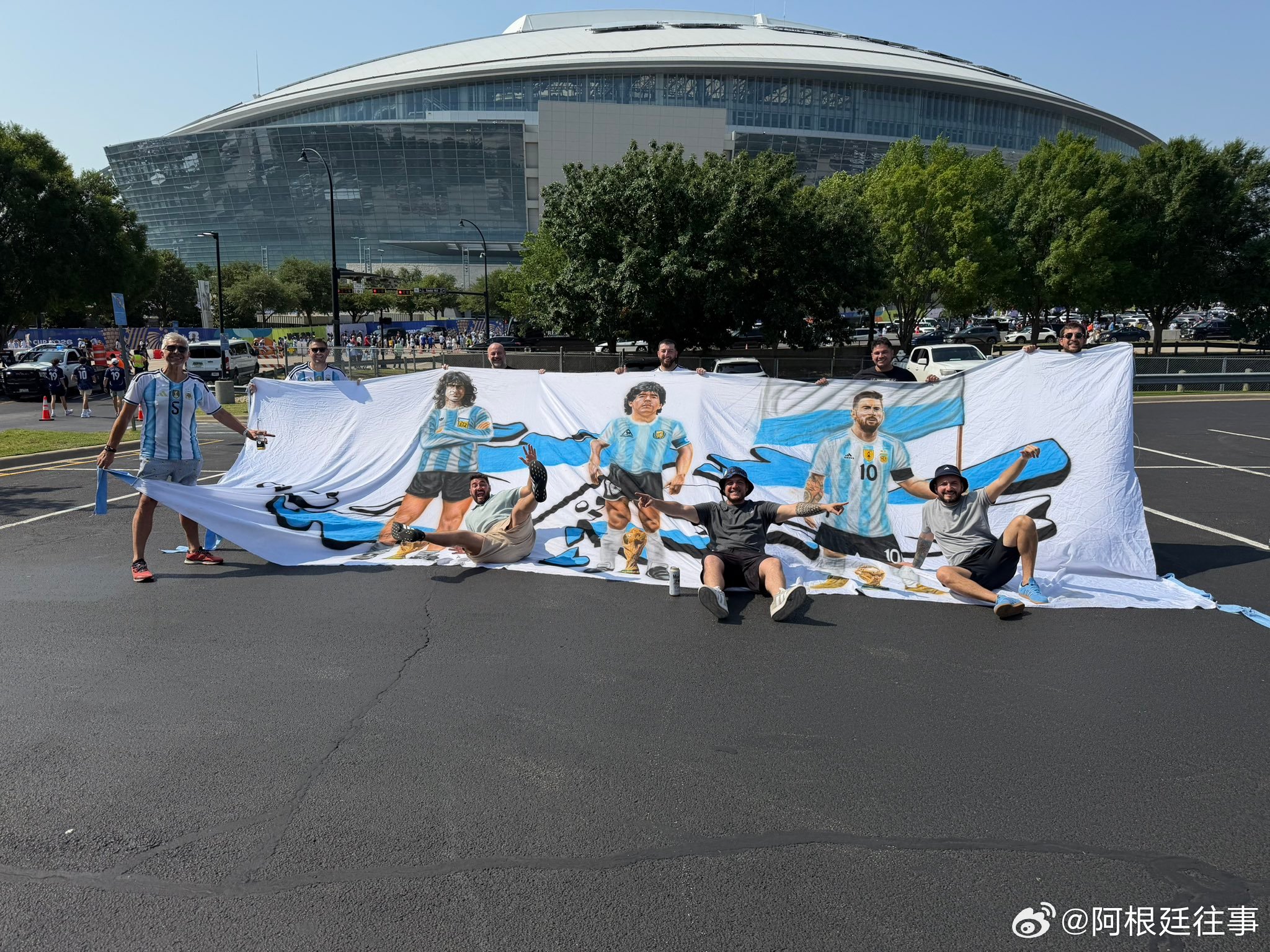 今天小西蒙尼会打右翼卫，并且斯卡洛尼会采用八年前他初掌国家队帅印时的中场配置，即