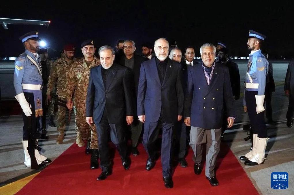 伊朗代表团抵达伊斯兰堡，规模庞大，有71人，其中包括伊朗议会议长穆罕默德·巴盖尔