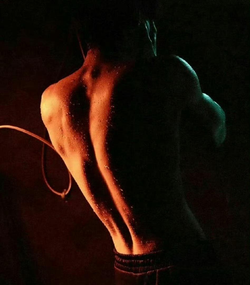 何与这ins破百万福利也太涩了，身材特别好的大帅哥