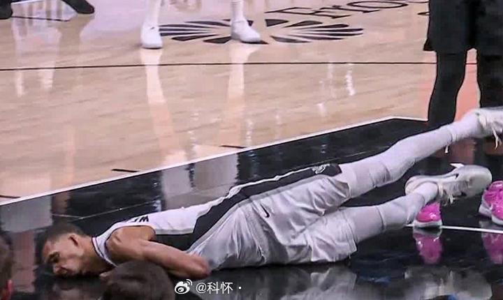 文班亚马比赛中重摔倒地，面部平拍地面…看着真疼啊美记TomerAzarly：“文