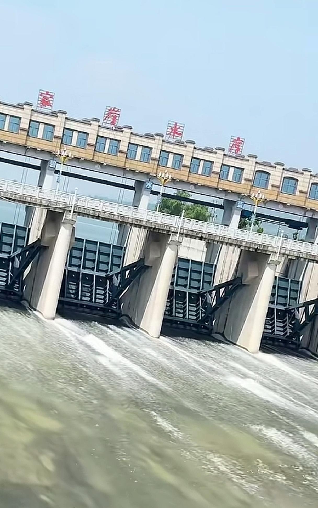 费县迎台风强降雨！许家崖、马庄水库提前开闸泄洪腾库容
 
  台风即将影响费县，