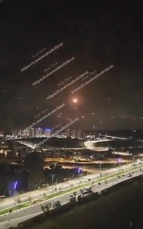 【真主党宣布对以色列发动军事行动，向该国北部发射了100多枚火箭弹。 视频已经开